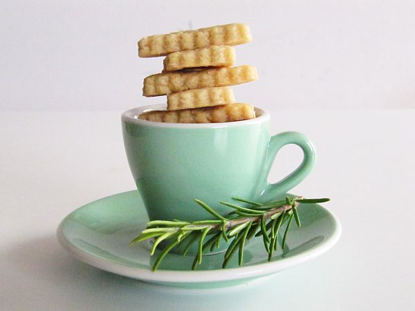 Rosmarinplätzchen in der Tasse
