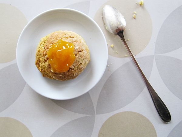 Lemon Curd und Scone