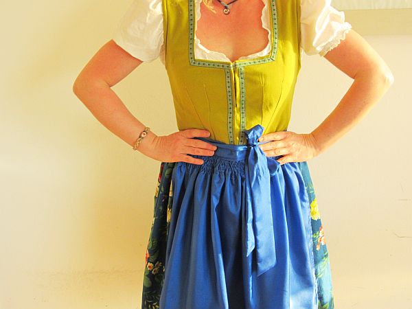 Dirndl_angezogen_2