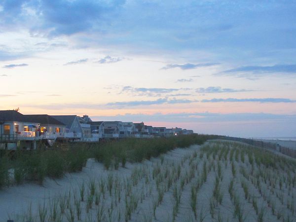 Tage am Meer Strand und Häuser im Abendlicht
